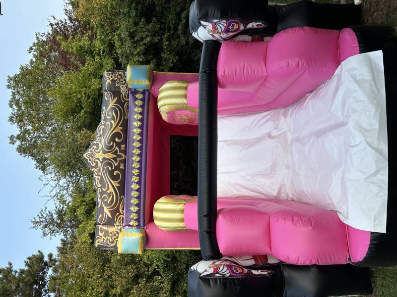 Location château gonflable Carrosse idéal pour anniversaire et autre évènement sur région lyonnaise