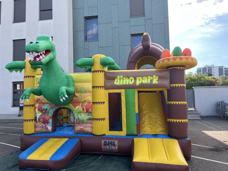 Entreprise de location de structures gonflables Dinosaure pour événements à Lyon et alentours
