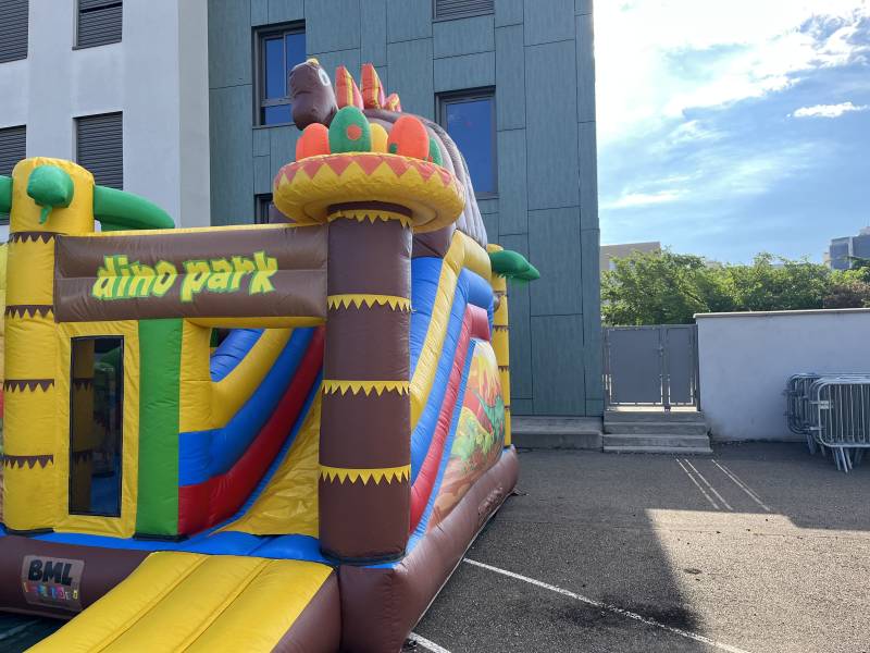 Entreprise de location de structures gonflables Dinosaure pour événements à Lyon et alentours