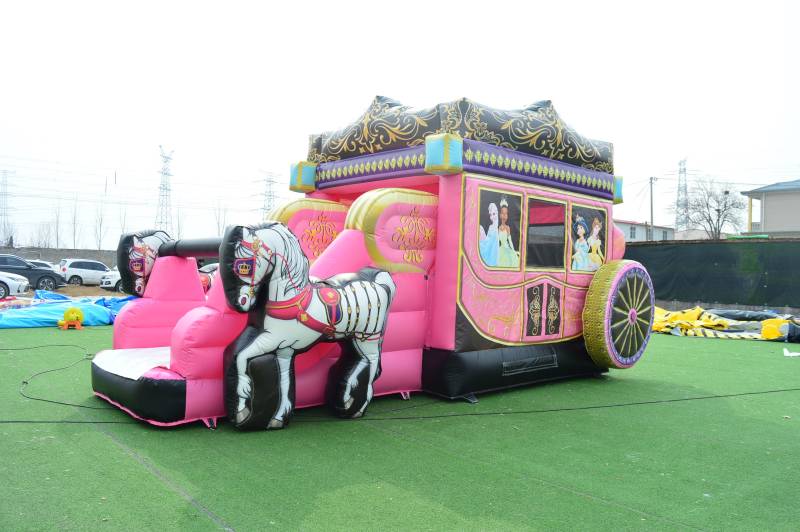 Location château gonflable Carrosse idéal pour anniversaire et autre évènement sur région lyonnaise