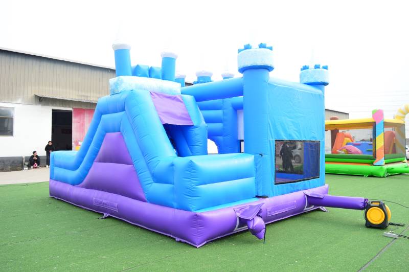 Location château gonflable Reine des Neiges pour mariages, anniversaires, kermesse et autres événements sur toute la région lyonnaise