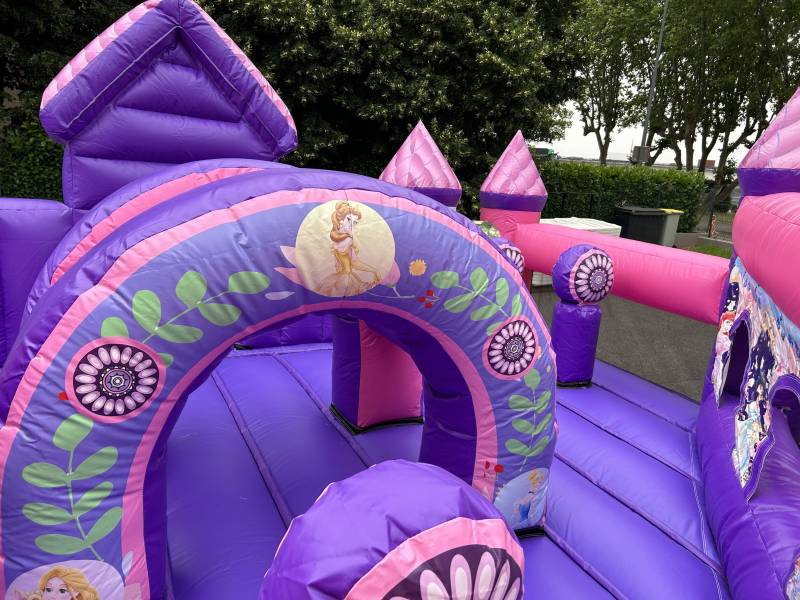 Location de château gonflable princesse parfait pour les anniversaires et autres événements sur région lyonnaise