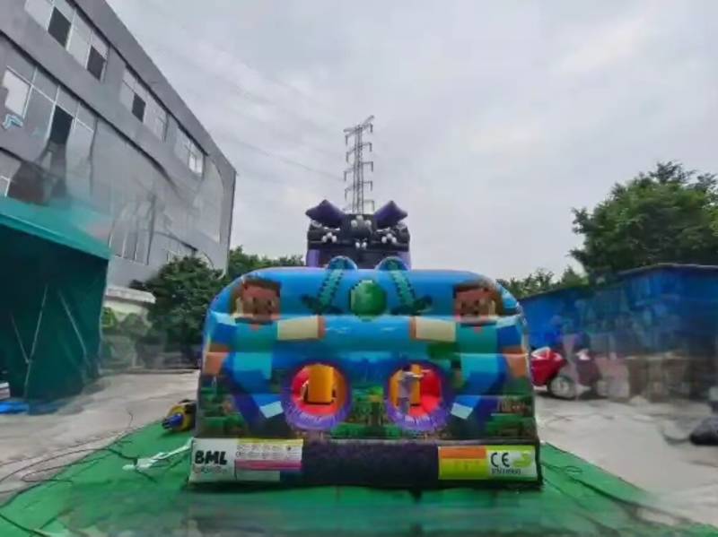 Structure Gonflable “Location structure Parcours MINECRAFT à Lyon et Villefranche